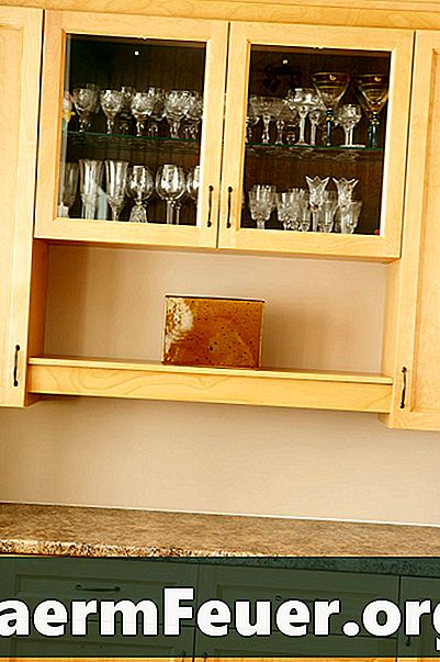 Como substituir madeira por vidro em armários de cozinha