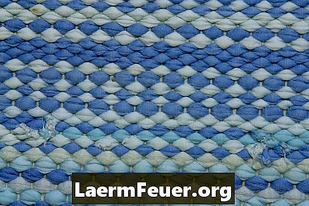 Cómo tejer una alfombra de retazos en un telar hecho en casa