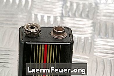 Cum să plasați două baterii de 9 volți în serie sau în paralel
