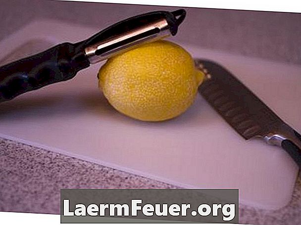 Hur man tar bort zest från en citron utan Zester?
