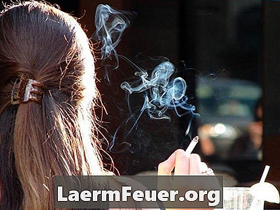 Come ottenere l'odore di sigaretta dai capelli secchi