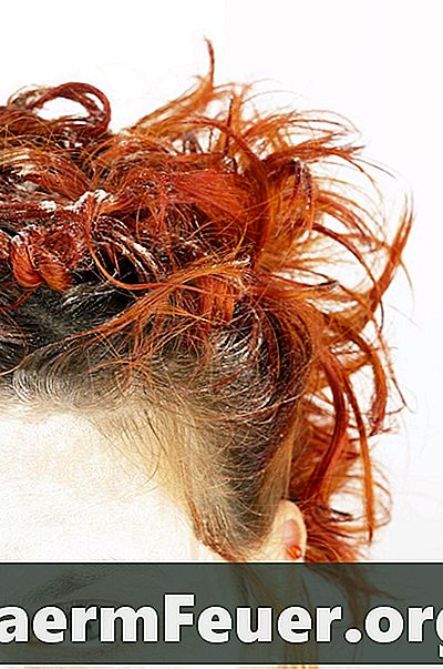 Sådan behandles skæl i farvet hår