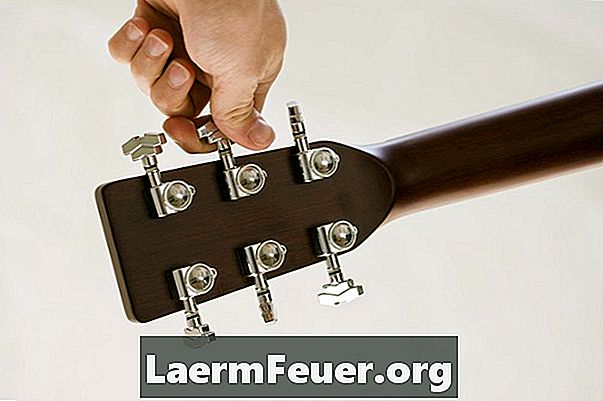 Comment changer les 12 cordes d'une guitare