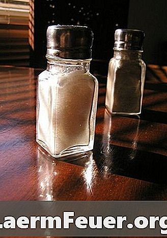 Cómo usar agua con sal para inducir el vómito