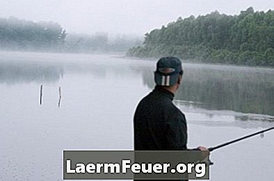 Kunstmatig aas gebruiken op een haspelhengel bij vissen op forel.