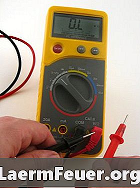 Cómo utilizar un multímetro para probar un fusible de 20 A
