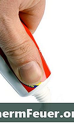 Kako uporabiti zobno pasto, da odstranite praske na zaslonu iz PSP?