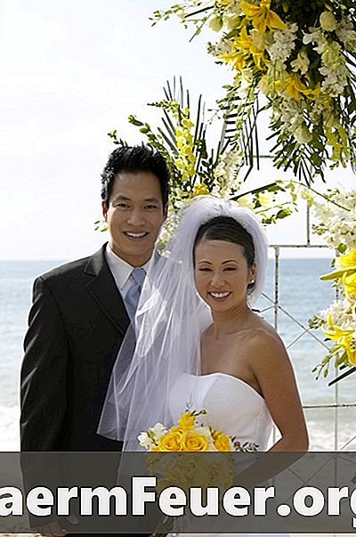 Consigli per i costumi per gli ospiti di un matrimonio in spiaggia