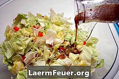 Suggerimenti per rimuovere le macchie dal condimento per l'insalata