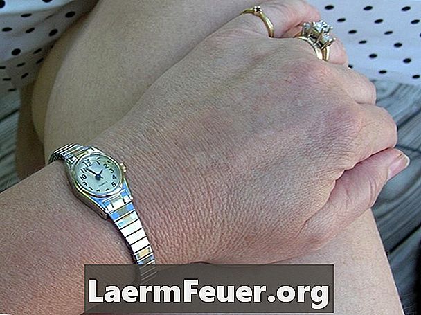 В какой руке женщины носят часы?
