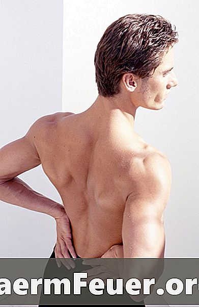 Hva forårsaker en brennende følelse under huden på ryggen?