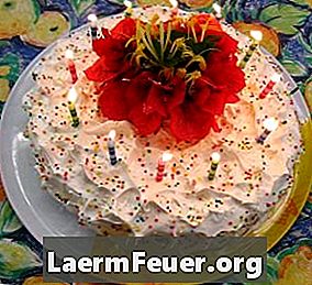 Faça glacê de chantilly para bolos de aniversário