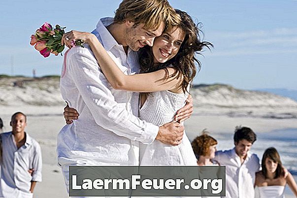 Kaj naj mama ženina nosi na neformalnem poroki na plaži?