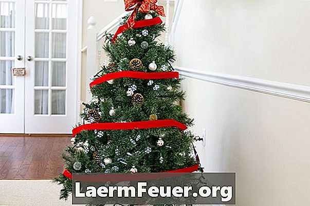 Istruzioni per decorare un albero di Natale con nastro