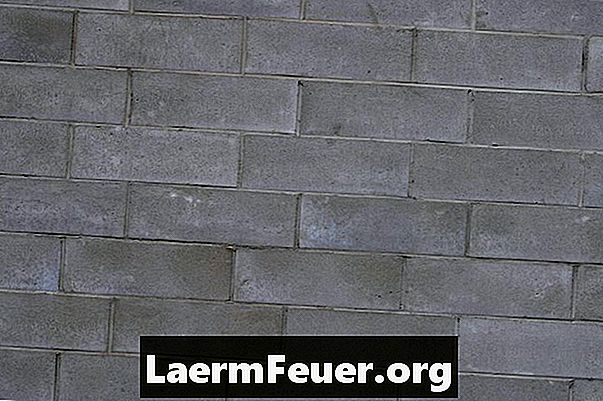 Дешевый способ замаскировать стену из бетонных блоков