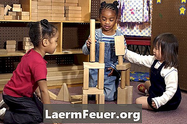 Игри, които преподават геометрични форми за деца в детската градина