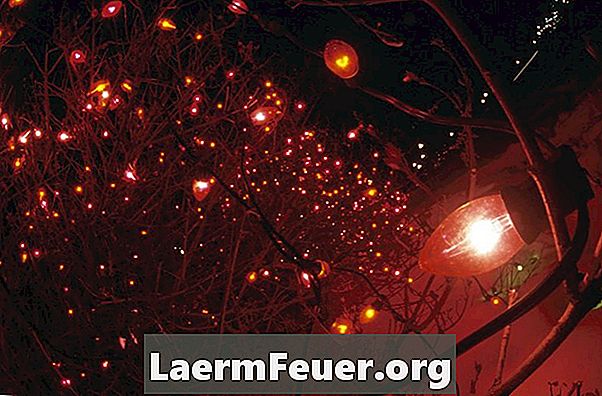 Suchen Sie nach verbrannten Lichtern an Weihnachtsschnüren