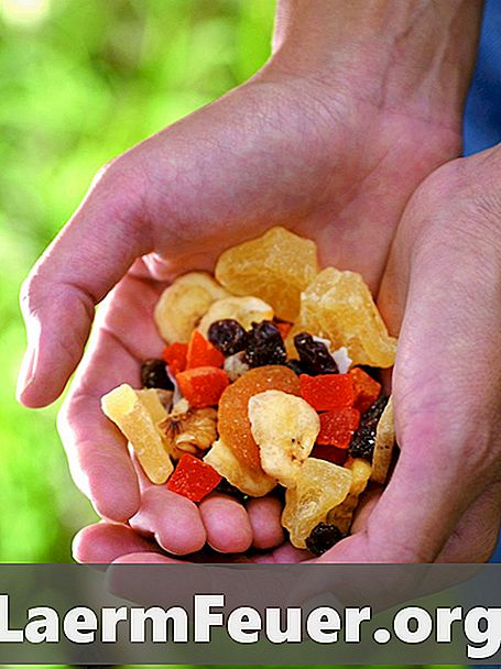 Gezonde en gemakkelijk te maken mix van noten en gedroogde vruchten voor kinderen