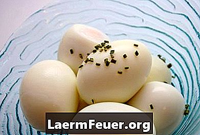Что вызывает химическое изменение вареного яйца?