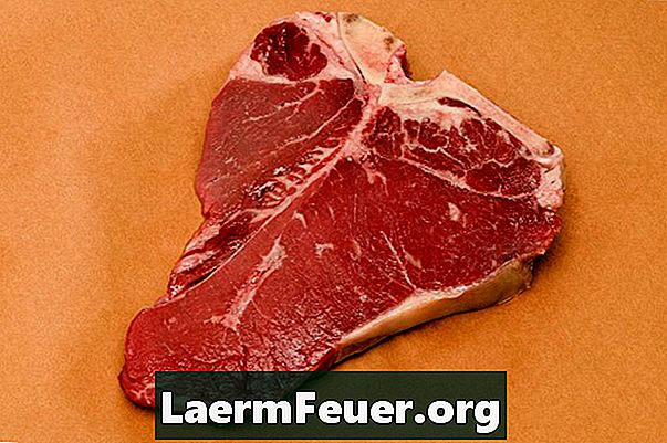 O que faz a carne crua perder a cor vermelha?
