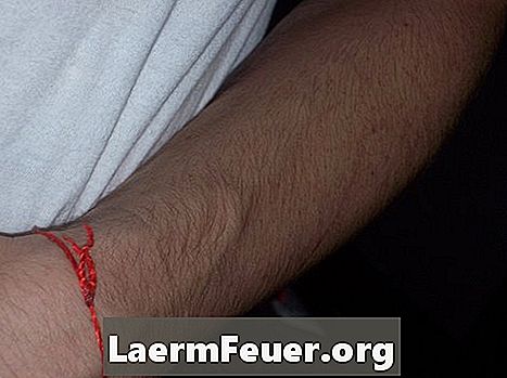 Hvad betyder en rød streng forbundet med håndleddet?