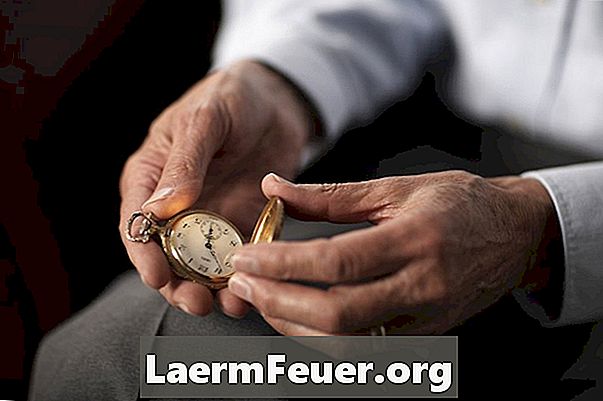 O que usar para limpar a parte externa de um relógio de bolso de ouro?