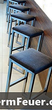 Základné kroky, aby sa drevená stolička pre bar