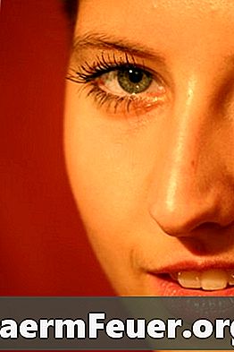 Følsom hud: hvordan å vokse ansiktshår med voks