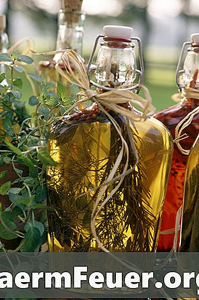 Почему оливковое масло и уксус не смешиваются?
