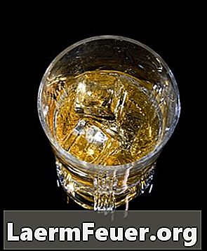 Vad är skillnaderna mellan whisky, scotch, rum och brandy?
