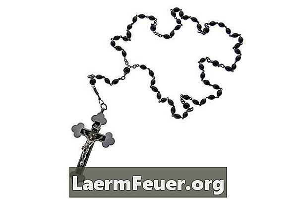 Come tenere un rosario nelle tue mani