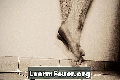 Quali sono le cause del dolore acuto nell'articolazione della caviglia quando si cammina?