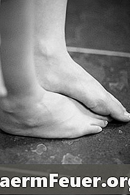 Quali sono le cause di gonfiore e arrossamento nei polpacci e nelle caviglie?