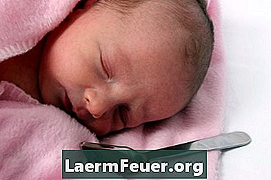 Qual a causa do pólipo fibroepitelial na orelha do recém-nascido?
