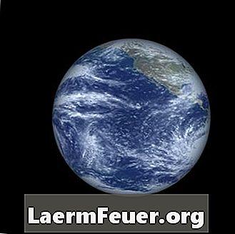 Який хімічний елемент міститься в більшій частині атмосфери Землі?