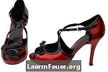 Qual o melhor sapato para um vestido vermelho formal?