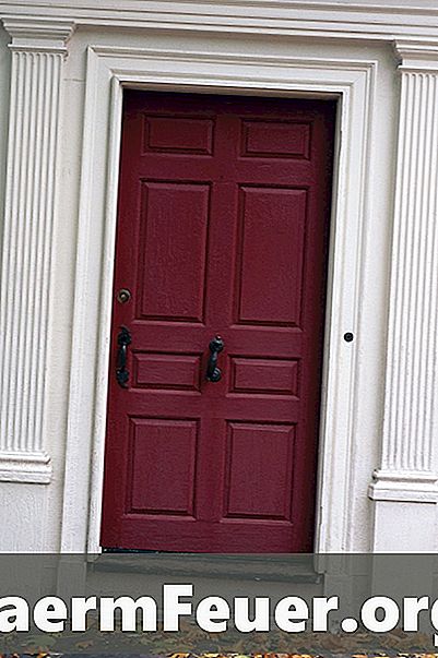 Melyik alapozó és milyen festéket használ egy külső rostlemezes ajtón?