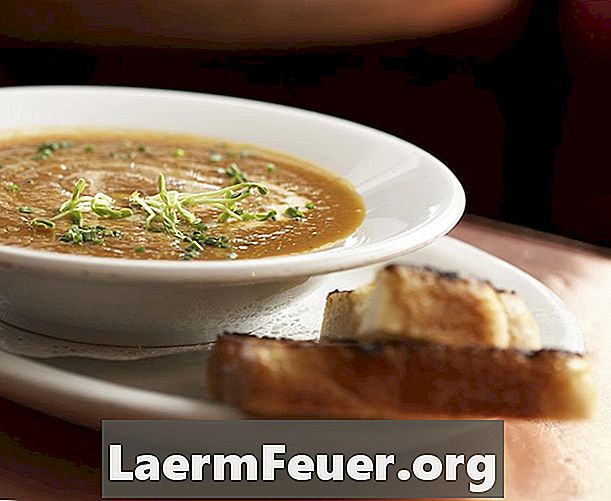 كم عدد السعرات الحرارية في حساء الخضار محلية الصنع؟