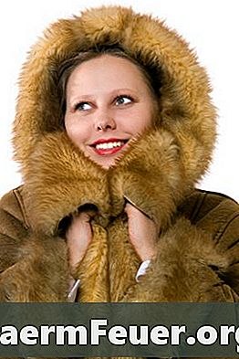 Que tipo de casaco uma mulher deve usar em um coquetel?