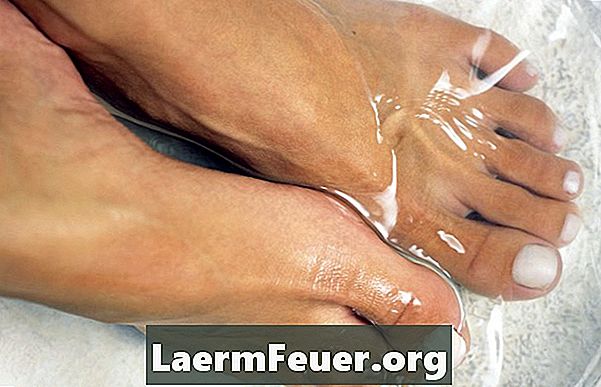 วิธีการอาบน้ำให้เท้าเพื่อรักษาข้อเท้าบวม