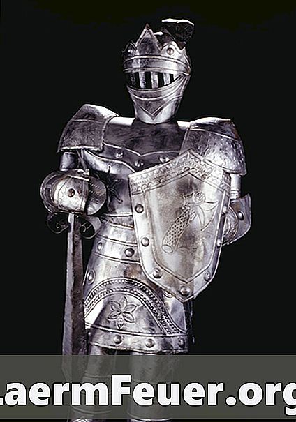 Réplicas caseiras de armaduras e armas medievais