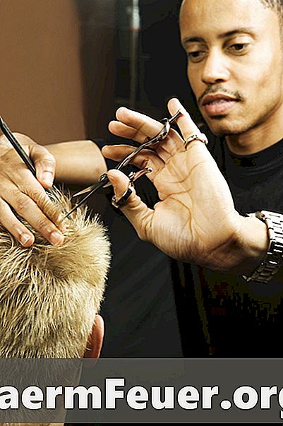 Técnica de pente e tesoura para cortar o cabelo
