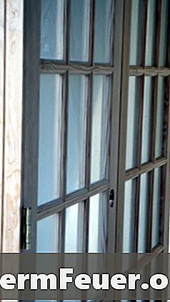 Техника покраски старых деревянных и стеклянных дверей