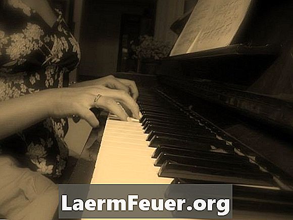 Prístup pre dospelých začať učiť hrať na klavír
