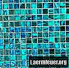 Glazen tegels toevoegen aan een zwembad van glasvezel