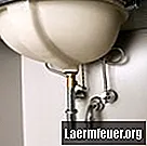 Hvordan dekke til utsatt rørleggerarbeid under vasken på badet