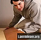 Hoe een luchtbel op de laminaatvloer te bevestigen zonder de vloer af te scheuren
