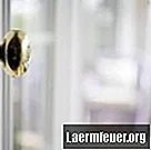 Hvordan demontere en lås som holder på å låses inne i døren