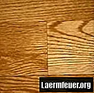Acqua e aceto per pulire i pavimenti in legno