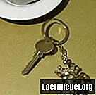 Kā ievietot atslēgu piekariņus somā